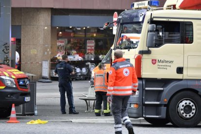 Membres dels serveis d’emergència al lloc de l’apunyalament al centre de Würzburg.