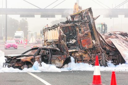 La col·lisió va provocar que els dos vehicles es cremessin.