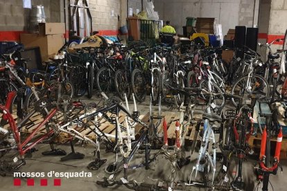 Crida dels Mossos per tornar un centenar de bicicletes