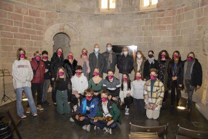 Alumnes i professors de l’institut lleidatà, ahir a la Seu Vella amb representants institucionals.