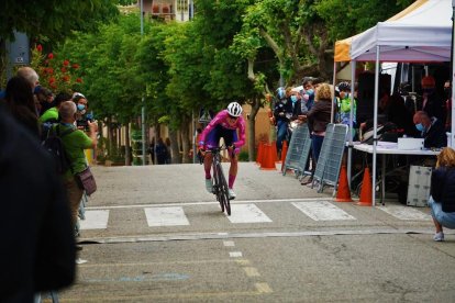 Jan Castellón supera la línea de meta situada en El Bruc.