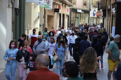 Leridanos paseando por el Eix Comercial.