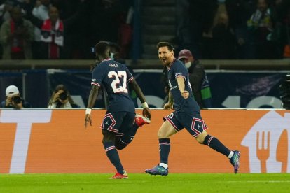 Leo Messi celebra el primer gol que anota des que vesteix la samarreta del club parisenc.