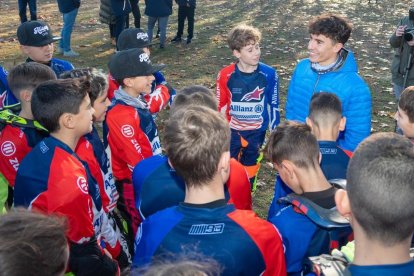 Marc Márquez conversa amb els alumnes del seu campus al circuit de Rufea.