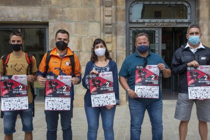 L’organització va presentar la vintena edició de la Mitja Marató davant l’ajuntament de Tàrrega.