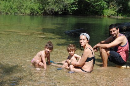 Marc Villalonga y Núria Falcó en el parc Maria Rúbies de Camarasa. 