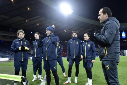 Lluís Cortés i jugadores, al Hampden Park de Glasgow.