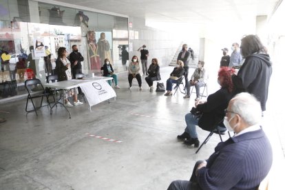 La reunión se celebró en el exterior del centro cívico de l’Ereta. 