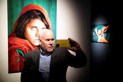 Steve McCurry con el legendario retrato de la niña Sharbat Gula.