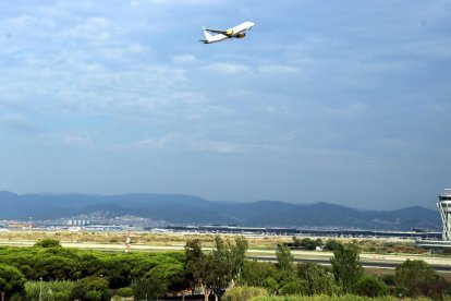 Un avión despegando desde el aeropuerto del Prat.