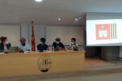 Mesa redonda de presentación del escudo y la bandera. 