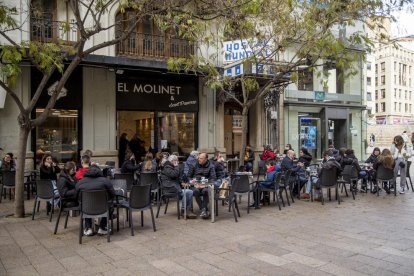 La temperatura primaveral llenó de clientes las terrazas. 