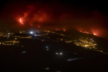 Colada de lava del volcà de Cumbre Vieja a la seua arribada a l'Oceà Atlàntic