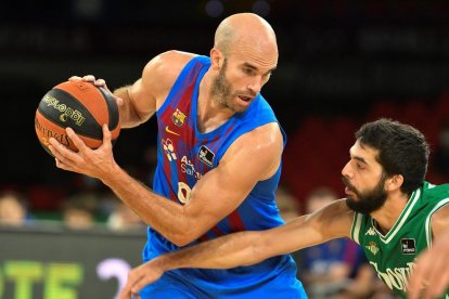 Calathes controla el balón durante un partido de esta temporada.