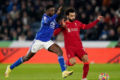 Ndidi presiona al jugador del Liverpool Salah.