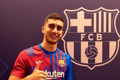 Ferran Torres, que será presentado el lunes, ya posó ayer ante el escudo de su nuevo club.