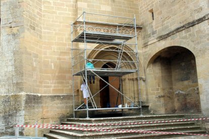 El Monestir de les Avellanes inicia la restauració de la porta gòtica de l'església