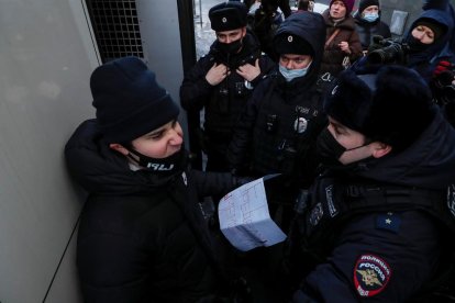 Agentes rusos detienen a un manifestante frente al Supremo.