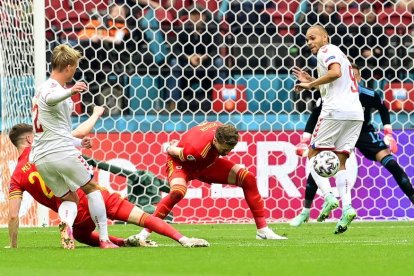 Martin Braithwaite, a la derecha, en una acción de ataque de la selección de Dinamarca.