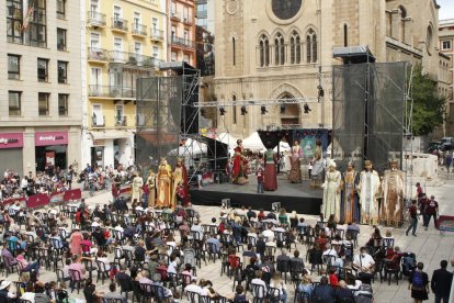 Cientos de personas se dieron cita ayer por la mañana en la plaza Sant Joan para disfrutar del tradicional ‘Seguici’ de las fiestas. 