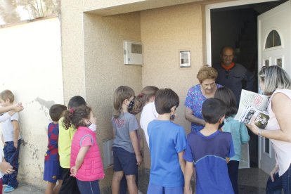 Els alumnes de l’escola El Vilot de Sucs van entregar als veïns tríptics informatius del projecte ‘Oques al Vilot’, ideat per ells.