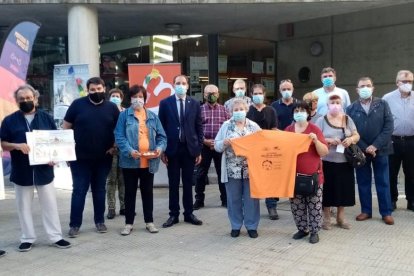 Foto de família amb gran part dels participants en l’homenatge.