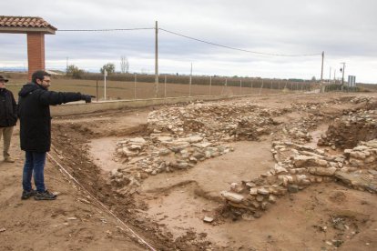 El responsable del proyecto de excavaciones del Molí d’Espígol, Jordi Principal, explicó ayer los últimos hallazgos en el yacimiento.