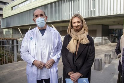 Pilar Vaqué y José María Palacín, ayer en el CAP Onze de Setembre. 