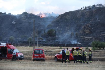 Efectius dels Bombers es preparaven per a les tasques d’extinció durant la nit a Alfarràs.