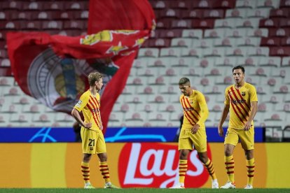 Piqué y Busquets presionan al benfiquista Rafa.