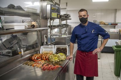 La cuina del Carballeira de Lleida ultima els preparatius per al sopar especial de Cap d’Any.