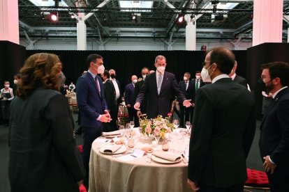 Aragonès va compartir taula al sopar inaugural del congrés amb Pedro Sánchez i el rei Felip VI.