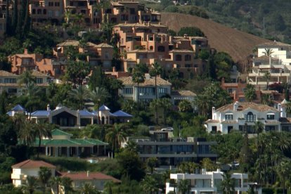 De Menorca a les costes de Màlaga i Barcelona, les cases de vacances no es lliuren de l’okupació.