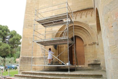 Obres aquesta setmana al portal del segle XIV del monestir.