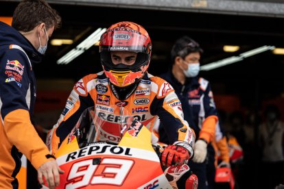 Marc Márquez, sortint dels boxs amb la moto.