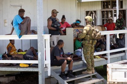 Un militar australià conversa amb diversos ciutadans.