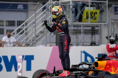 Verstappen celebra la victòria damunt dal seu Red Bull.