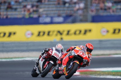 Marc Márquez supera el japonès Nakagami durant la remuntada.