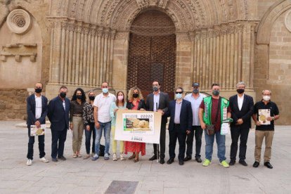 Los organizadores de la 32.ª  Ria del Torró de Agramunt con el cartel de la edición de este año.