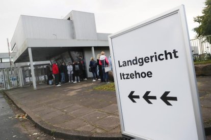 Periodistas esperan para entrar en la Audiencia Provincial de Itzehoe, donde hoy debía comenzar el juicio contra la nonagenaria.