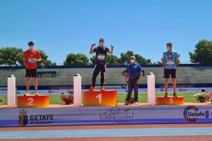 Bernat Erta, esquerra, al podi amb el guanyador Óscar Husillos i Javier Fernández, bronze.