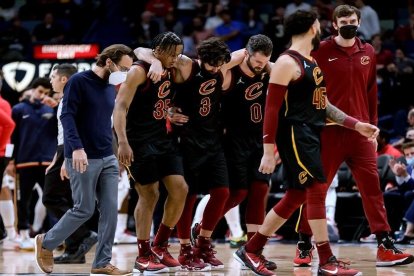 Okoro i Love ajuden Ricky Rubio a abandonar la pista.