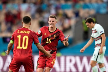 Thorgan Hazard celebra amb el seu germà Eden el gol que va marcar i amb què Bèlgica va eliminar ahir Portugal a Sevilla.