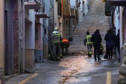 Efectivos de los Bomberos trabajando ayer en el incendio y el desplome de un tejado en Soses. 