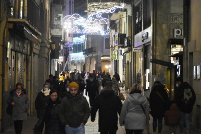 La afluencia ayer de paseantes en el Eix Comercial de Lleida fue más intensa por la tarde.