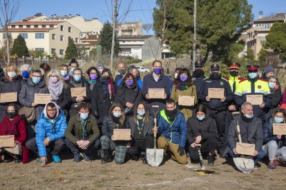 Plantada de árboles ayer en Tàrrega en memoria de las asesinadas. 