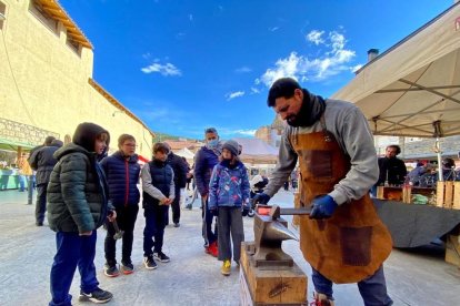 Muestra de oficios ayer en la plaza de Les Homílies de Organyà. 