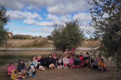 Foto de grupo de familias que salieron ayer por los alrededores de Arbeca en busca del Tió.