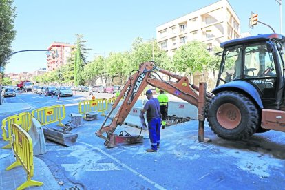 Imatge de la rasa de rambla d’Aragó que obliga a tallar dos carrils, ahir a la tarda.