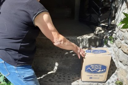 Las garrafas de agua que se encuentran los vecinos en la puerta de casa y el agua turbia de una fuente. 